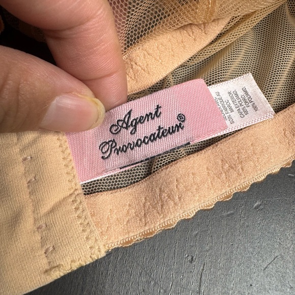 Agent Provocateur Lorna plunge underwire bra in a peachy color with lilac bows - Picture 4 of 9